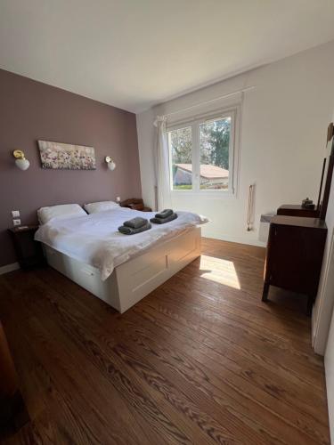 une chambre avec un grand lit et une fenêtre dans l'établissement Maison Pierre 3 bedroom house with swimming pool, à Léon