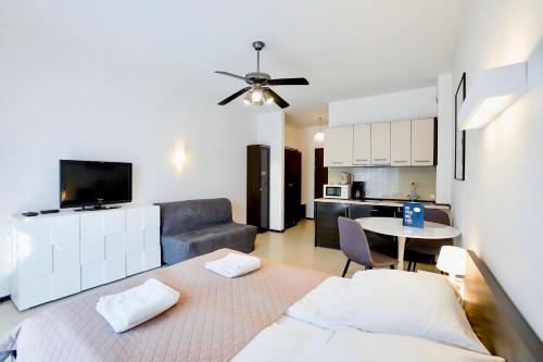 a kitchen and a living room with a bed and a table at Regina Maris by Baltic Home in Świnoujście