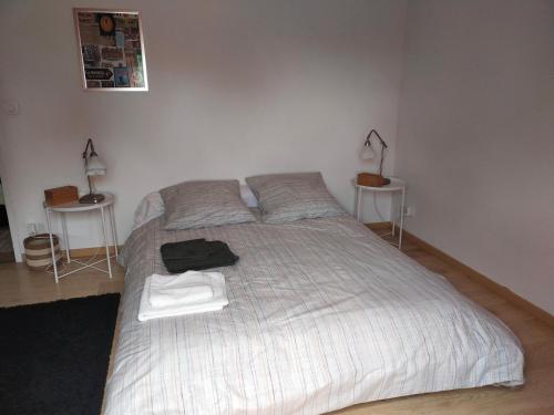 - une chambre avec un lit et 2 tables de chevet dans l'établissement Cador'shouse, à Vaucelles