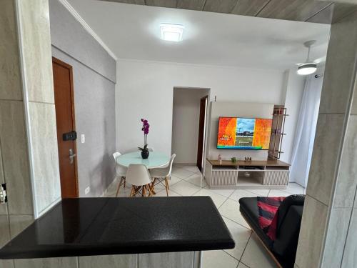 Μια τηλεόραση ή/και κέντρο ψυχαγωγίας στο Lindo apartamento na Ocian Praia Grande a 6 min do mar