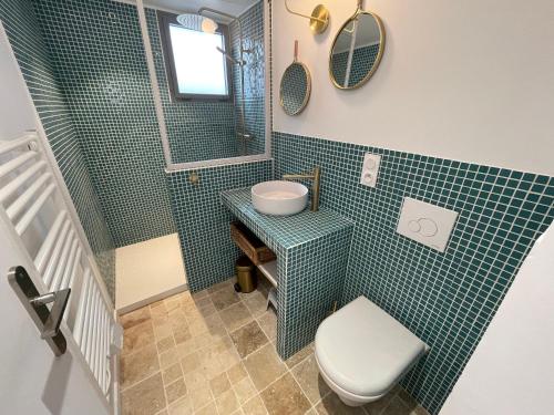 une salle de bain avec toilettes et lavabo dans l'établissement Jolie villa en bord de mer avec wifi, à La Tranche-sur-Mer