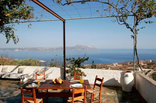 Kókkinon KhoríonにあるVilla Kapareの海の景色を望むパティオ(テーブル、椅子付)