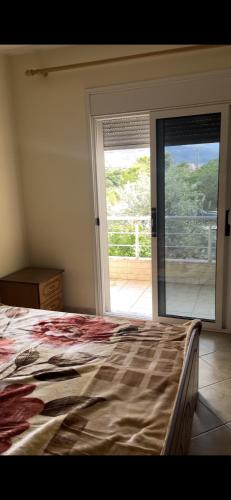 Ένα ή περισσότερα κρεβάτια σε δωμάτιο στο Apartament Rruga Nikolla Xhuveli
