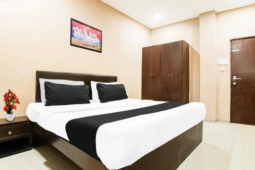 Postel nebo postele na pokoji v ubytování Super Hotel O Hingna Road Near Rachana Metro Station