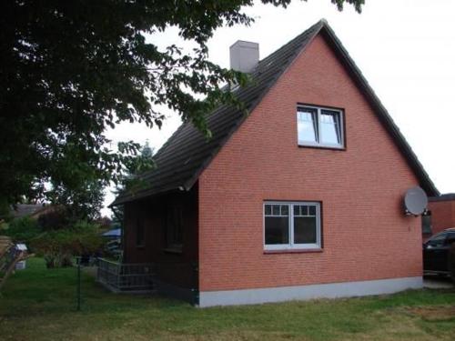 a red brick house with a gambrel roof at Ferienhaus In Winnemark Mit Großem Garten in Winnemark