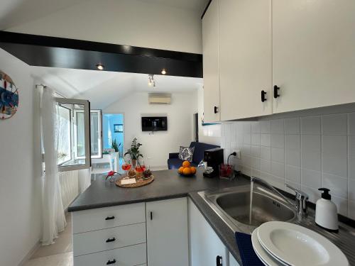 una cocina con fregadero y encimera en Sogni al Sole by Holiday World, en Génova