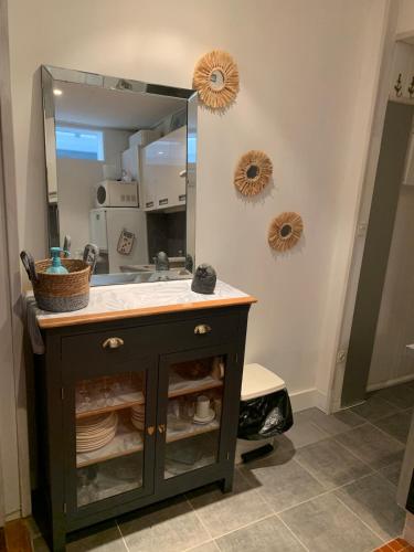 une salle de bain avec un lavabo et un miroir dans l'établissement Studio classé 2 étoiles avec entrée face à la mer dans immeuble Belle Époque, au Tréport