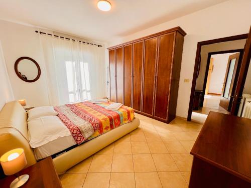 En eller flere senge i et værelse på Oltremare Central Apartment