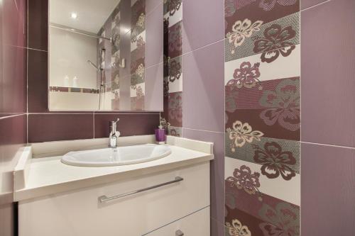 a bathroom with a sink and a mirror at Victoria luxury in Málaga