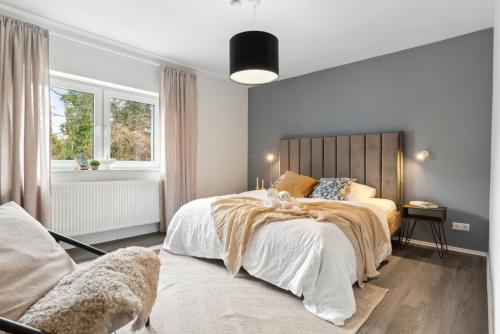 Postel nebo postele na pokoji v ubytování JUNE APARTMENTS Design Highlight mit Parkplatz