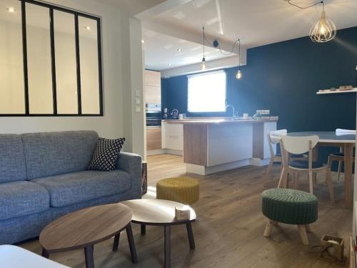 un salon avec un canapé et une table et une cuisine dans l'établissement Saint Jorioz, Cozy appartement tout près du lac, à Saint-Jorioz