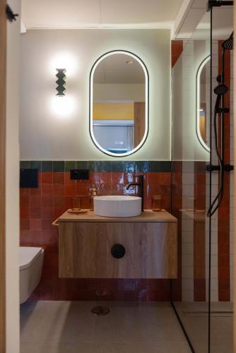 a bathroom with a sink and a mirror at Edificio Lola 4 in Lucena