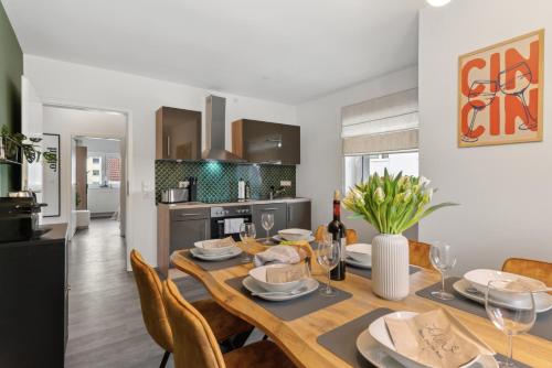Kuchyň nebo kuchyňský kout v ubytování JUNE APARTMENTS Design Highlight mit Parkplatz