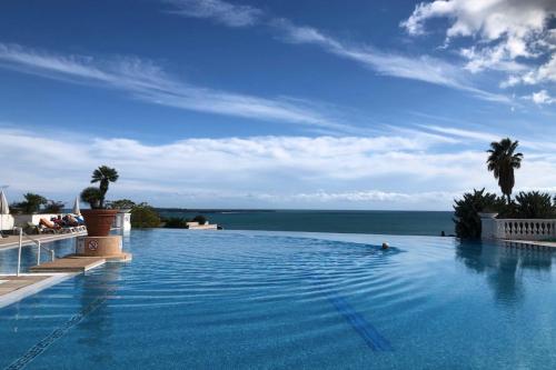 une piscine avec vue sur l'océan dans l'établissement Sea views and beautiful pool, à Cannes