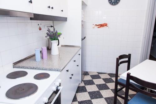 Kuchyň nebo kuchyňský kout v ubytování Piraeus 1 Bd Cosy Apt with Balcony