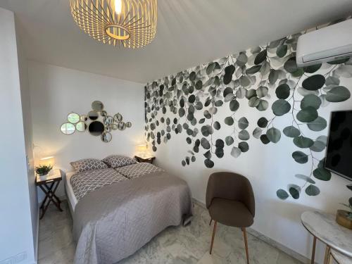 une chambre avec un lit et un lustre dans l'établissement Studio Cannes Californie, à Cannes