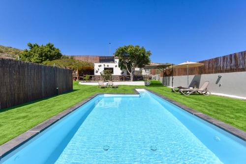 ein Swimmingpool im Hinterhof eines Hauses in der Unterkunft Finca Aguatona RC10 by VillaGranCanaria in Ingenio