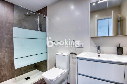 a bathroom with a toilet and a sink at Kaminias Apartament amb vistes al mar reformat per 4 persones in Platja  d'Aro