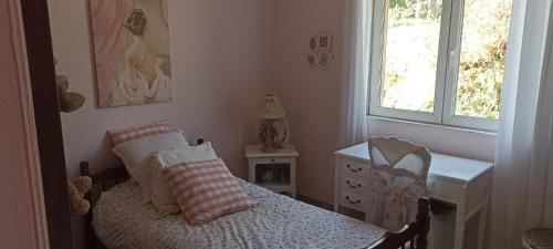 une petite chambre avec un lit et une fenêtre dans l'établissement Chambre - Saint-jean d'ataux, à Laveyssière