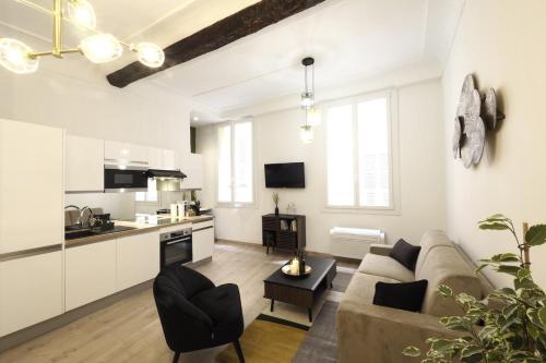 un salon avec un canapé et une cuisine dans l'établissement 06R - Nice modern apartment - Vieux Nice, à Nice
