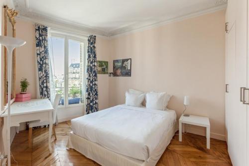 une chambre blanche avec un lit blanc et une fenêtre dans l'établissement The Azure Pearl -Spacious & Modern, à Paris