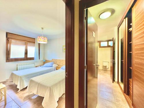 Кровать или кровати в номере ROOMS PEREGRINOS B Casa Alicia