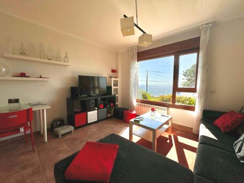 Телевизор и/или развлекательный центр в ROOMS PEREGRINOS B Casa Alicia