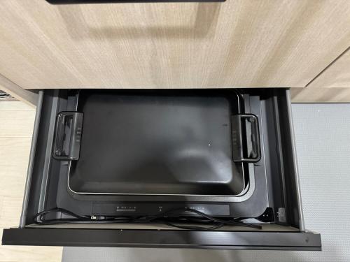 Una televisión o centro de entretenimiento en Share House Kofu - Digital check-in only