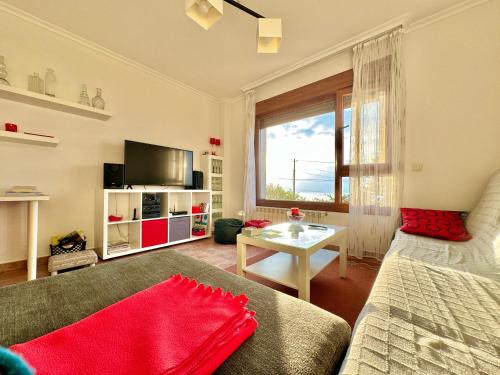 Телевизор и/или развлекательный центр в ROOMS PEREGRINOS B Casa Alicia