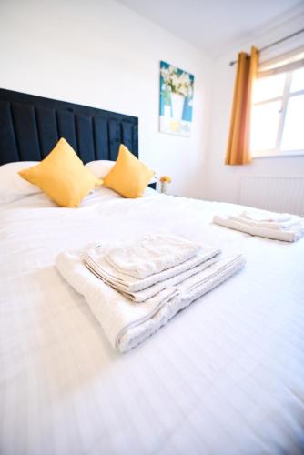 Katil atau katil-katil dalam bilik di Modern 4-Bed Home, Tranent