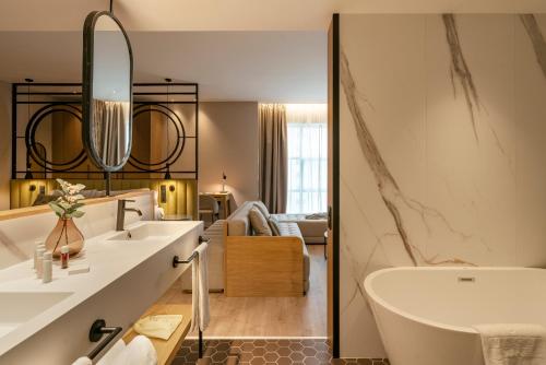 A bathroom at Vincci Maritimo