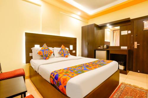Postel nebo postele na pokoji v ubytování Fabhotel Manoshanti - Nr Big Daddy Casino