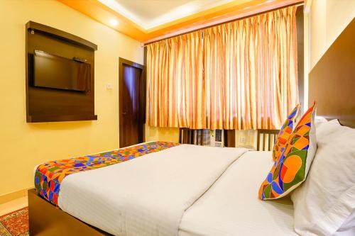 Postel nebo postele na pokoji v ubytování Fabhotel Manoshanti - Nr Big Daddy Casino