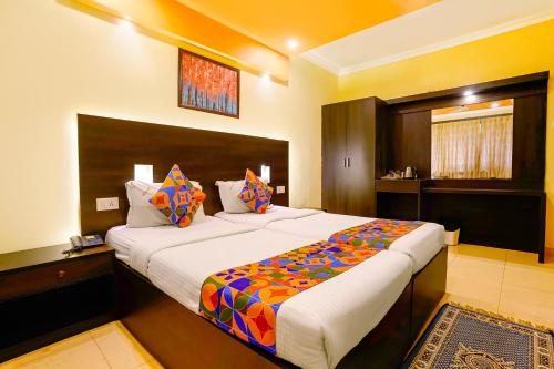 Postel nebo postele na pokoji v ubytování Fabhotel Manoshanti - Nr Big Daddy Casino