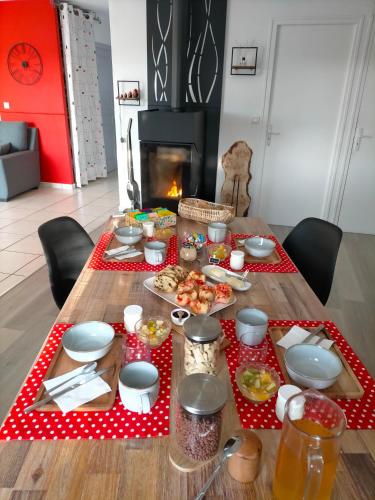 une table en bois avec de la nourriture sur un chiffon rouge et blanc de la table à pointeau de polka dans l'établissement Les Terrasses, à Saint-Paul-en-Pareds