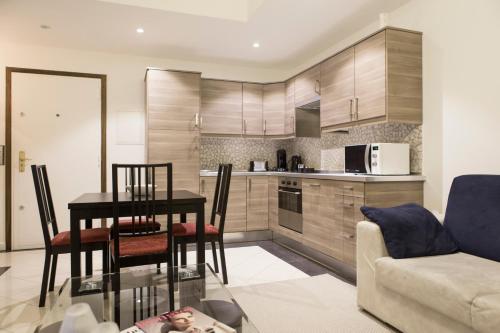 Кухня или кухненски бокс в The Queen Luxury Apartments - Villa Serena