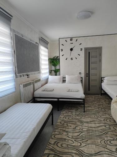 Кровать или кровати в номере Nur-Ayana guest house