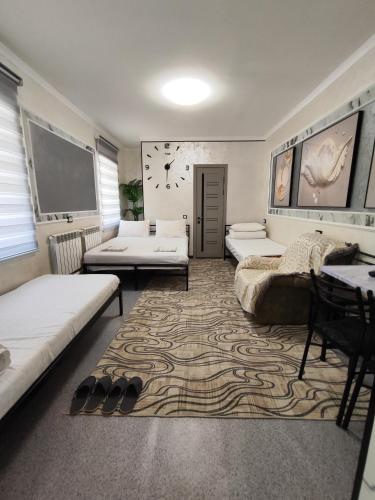 Кровать или кровати в номере Nur-Ayana guest house
