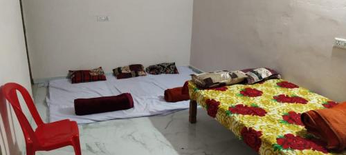 Ένα ή περισσότερα κρεβάτια σε δωμάτιο στο Shivam hotel rewa and janmasa