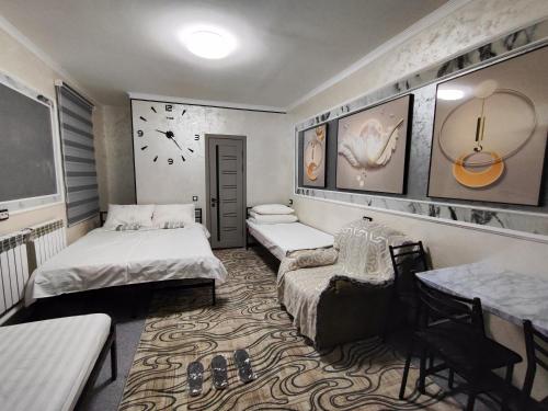 Кровать или кровати в номере Nur-Ayana guest house