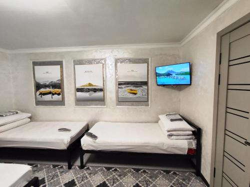 Кровать или кровати в номере Nur-Ayana guest house