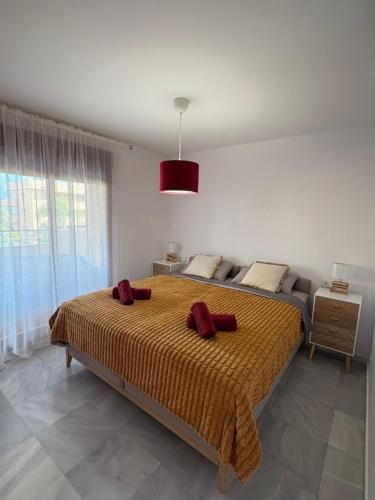 una camera da letto con un letto con due cuscini rossi sopra di Paraiso Cala Azul- La Cala de Mijas a La Cala de Mijas
