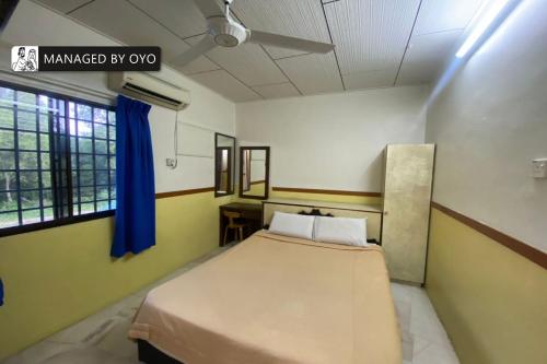 Ένα ή περισσότερα κρεβάτια σε δωμάτιο στο Hotel O Lumut Villa Inn