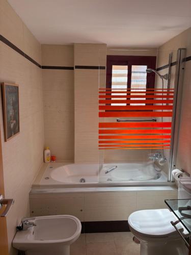 un bagno con vasca e lavandino di Paraiso Cala Azul- La Cala de Mijas a La Cala de Mijas