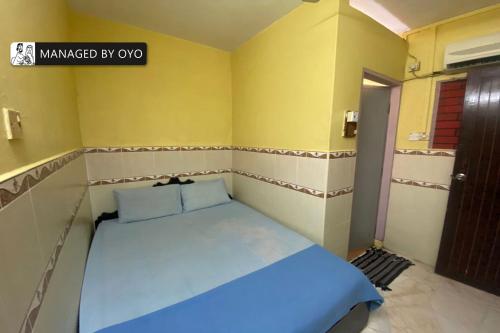Ένα ή περισσότερα κρεβάτια σε δωμάτιο στο Hotel O Lumut Villa Inn