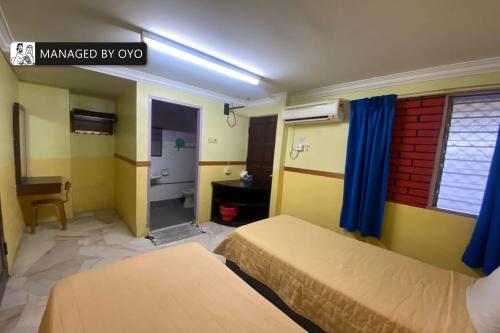 Ένα ή περισσότερα κρεβάτια σε δωμάτιο στο Hotel O Lumut Villa Inn