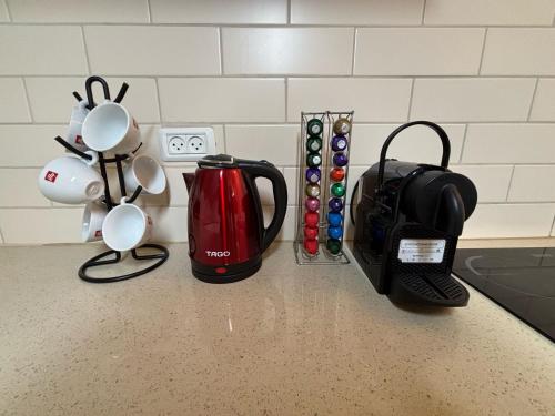 a kitchen counter with a coffee maker and a tea kettle at הזהר הצפוני in Rosh Pinna