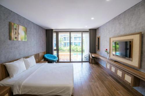 Кровать или кровати в номере Gold Riverside Apartment & Villa