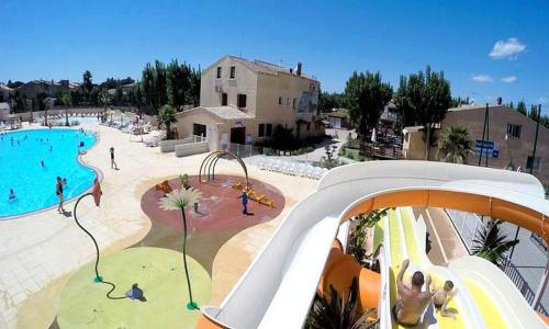 un parc aquatique avec toboggan dans l'établissement Mobil Home Dalhias 2, à Valras-Plage