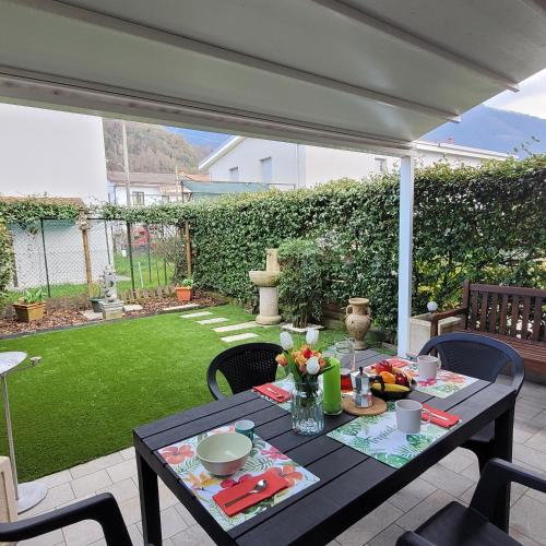 Taman di luar Casa Gianpi Mountain Lake Iseo Hospitality